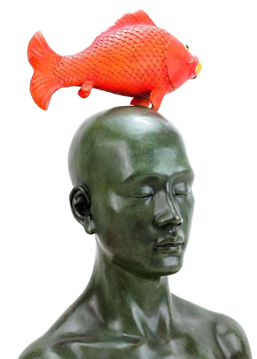 Martin Klein Moderne Bronzefigur - Man With Lucky Koi - Signiert Martin Klein New